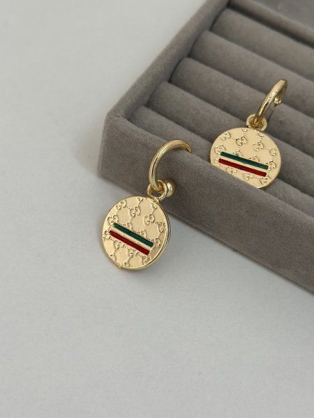 حلق مميز من جوتشي ذهبي اللون مكفول 