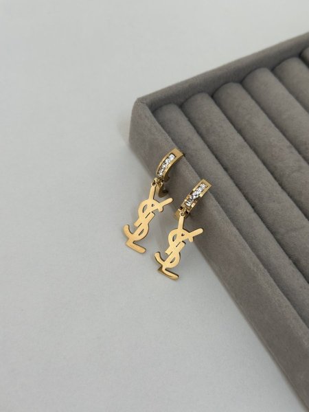 حلق مميز من ysl ذهبي اللون مكفول 