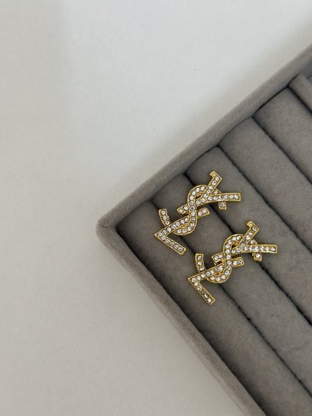 حلق مميز من ysl ذهبي اللون مكفول 