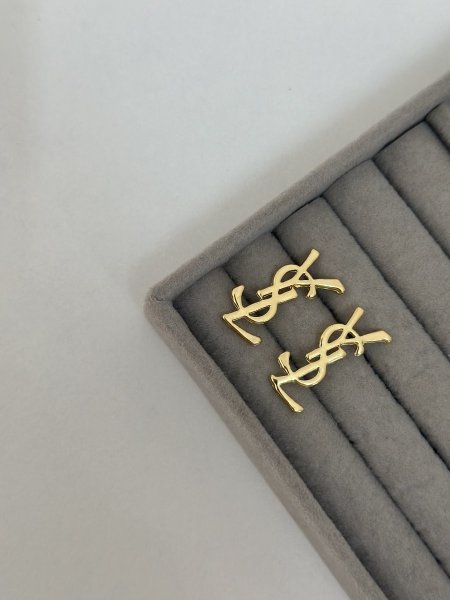 حلق مميز من ysl ذهبي اللون مكفول 