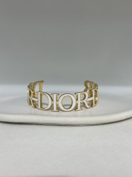 اسوارة مميز باللون الذهبي اللون مكفول 