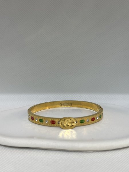 اسوارة مميز باللون الذهبي اللون مكفول 