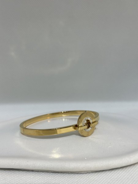 اسوارة مميز باللون الذهبي اللون مكفول 