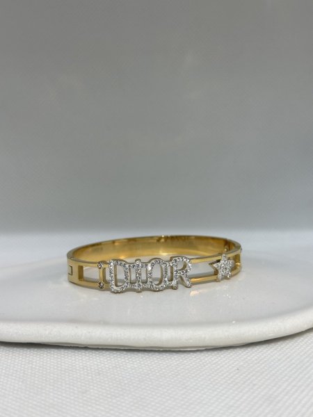 اسوارة مميز باللون الذهبي اللون مكفول 