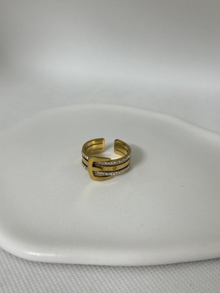 خاتم مميز باللون الذهبي اللون مكفول 