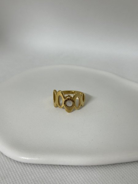 خاتم مميز باللون الذهبي اللون مكفول 