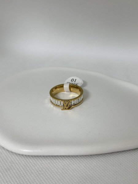 خاتم مميز باللون الذهبي اللون مكفول 