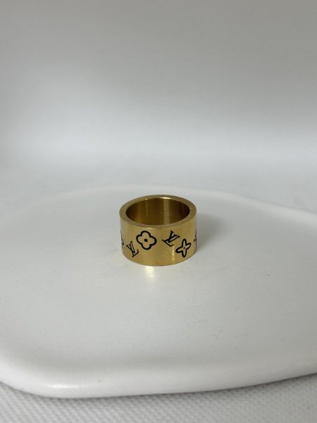 خاتم مميز باللون الذهبي اللون مكفول 