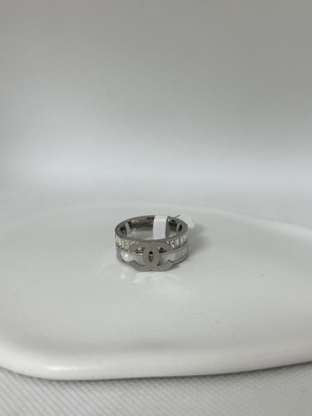 خاتم مميز باللون الفضي اللون مكفول 