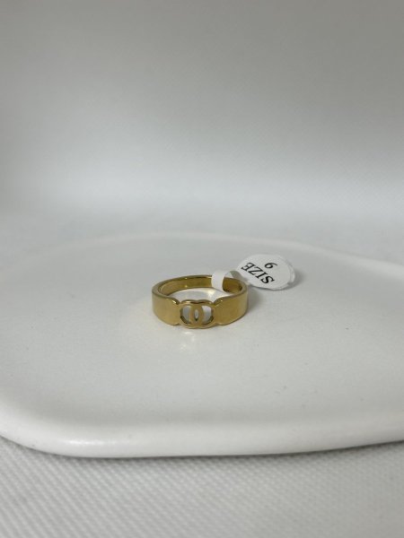 خاتم مميز باللون الذهبي اللون مكفول 