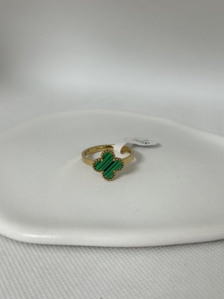 خاتم مميز باللون الذهبي اللون مكفول 