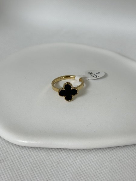 خاتم مميز باللون الذهبي اللون مكفول 