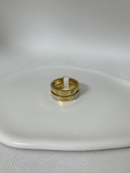 خاتم مميز باللون الذهبي اللون مكفول 