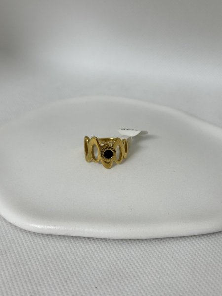 خاتم مميز باللون الذهبي اللون مكفول 