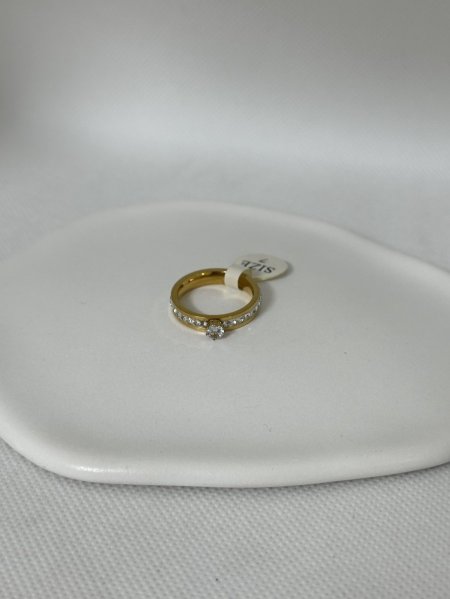 خاتم مميز باللون الذهبي اللون مكفول 