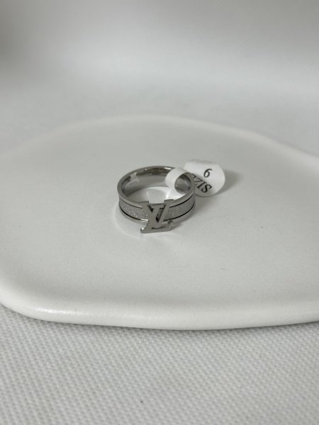 خاتم مميز باللون الفضي اللون مكفول 