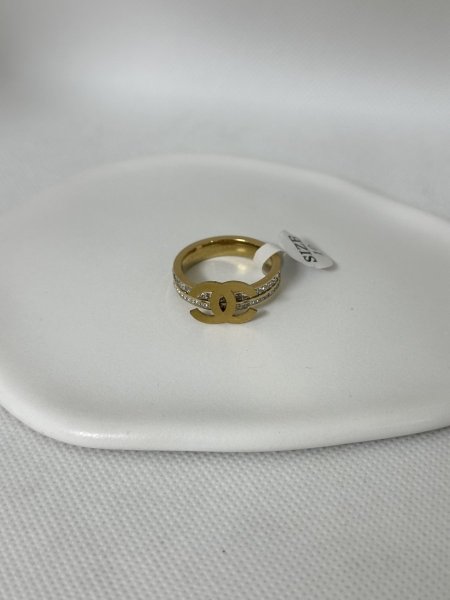 خاتم مميز باللون الذهبي اللون مكفول 