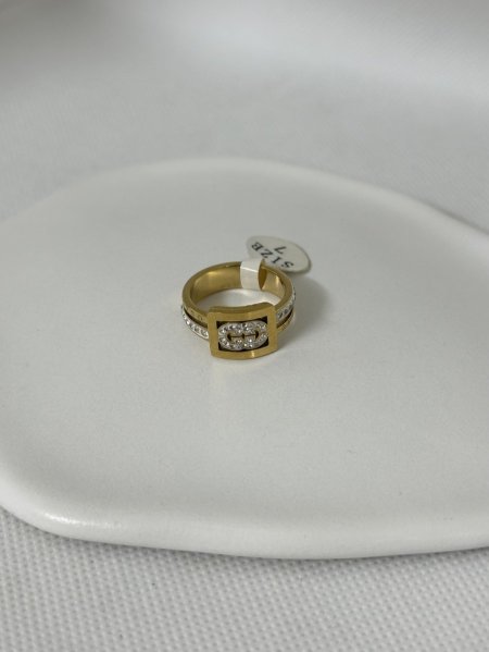 خاتم مميز باللون الذهبي اللون مكفول 