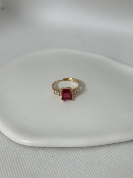 خاتم مميز باللون الذهبي اللون مكفول 