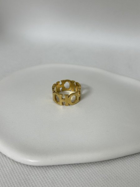 خاتم مميز باللون الذهبي اللون مكفول 