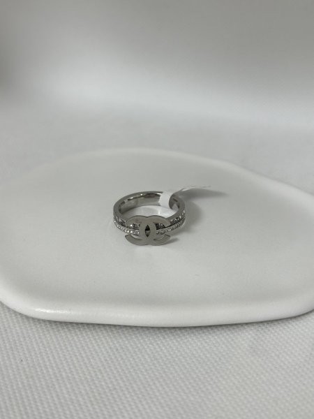 خاتم مميز باللون الفضي اللون مكفول 