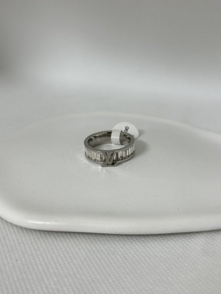 خاتم مميز باللون الفضي اللون مكفول 