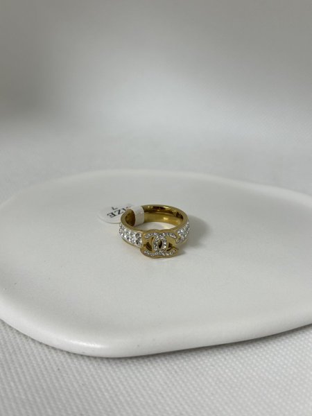 خاتم مميز باللون الذهبي اللون مكفول 