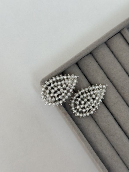 حلق مميز باللون الفضي اللون مكفول 