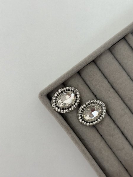 حلق مميز باللون الفضي اللون مكفول 