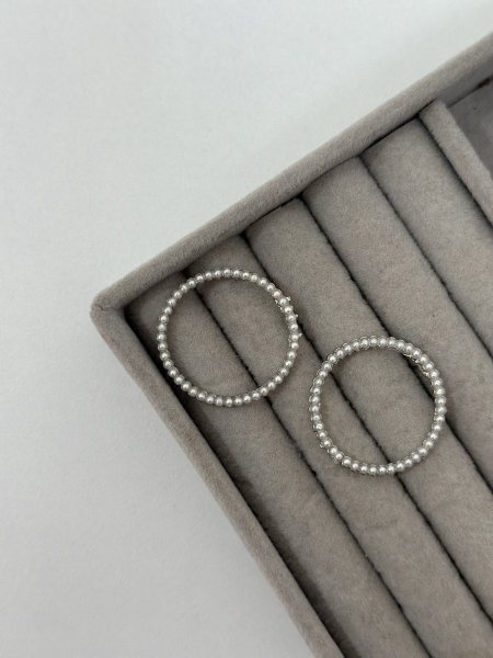 حلق مميز باللون الفضي اللون مكفول 