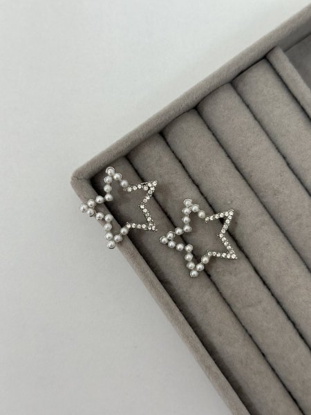 حلق مميز باللون الفضي اللون مكفول 