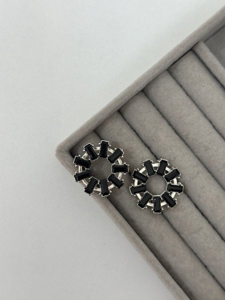 حلق مميز مكس باللون الأسود و الفضي اللون مكفول 