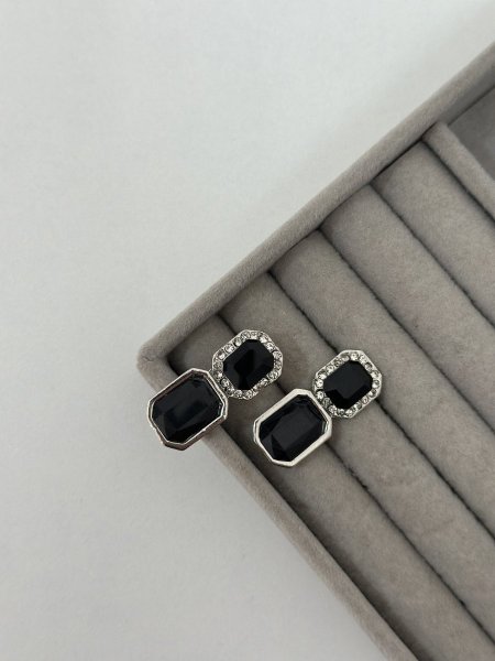 حلق مميز باللون الذهبي اللون مكفول 