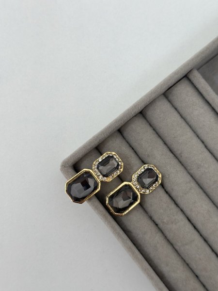 حلق مميز باللون الذهبي اللون مكفول 