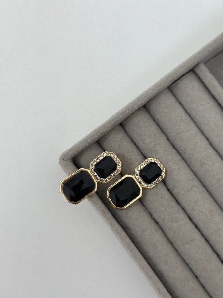 حلق مميز باللون الذهبي اللون مكفول 