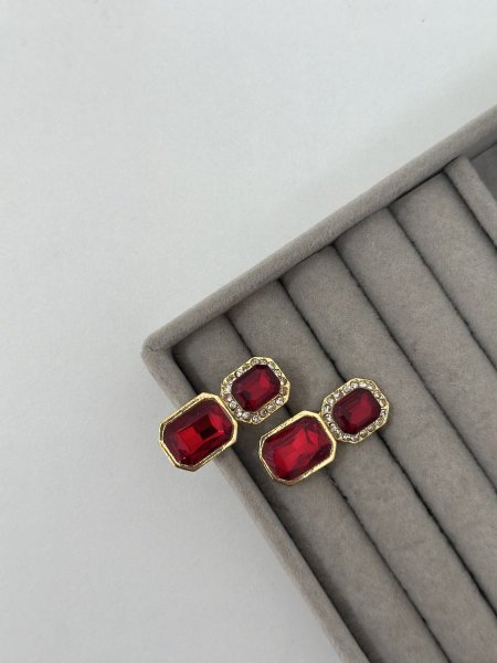 حلق مميز باللون الذهبي اللون مكفول 