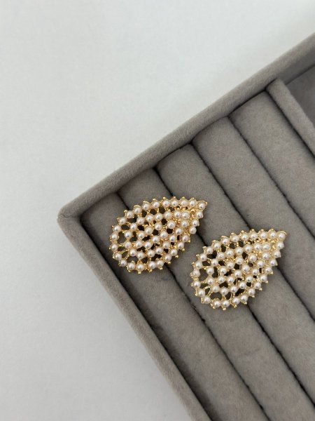 حلق مميز باللون الذهبي اللون مكفول 