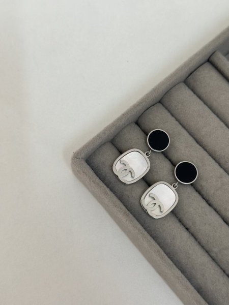 حلق مميز من شانيل اللون مكفول 