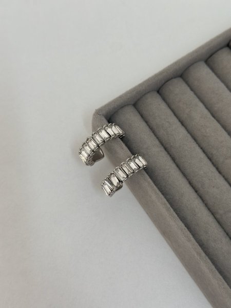 حلق مميز باللون الفضي اللون مكفول 