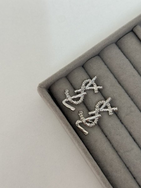 حلق مميز من YSL اللون مكفول 