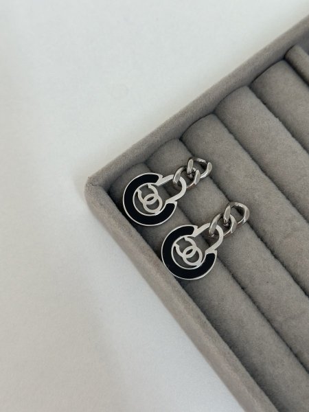 حلق مميز من شانيل اللون مكفول 