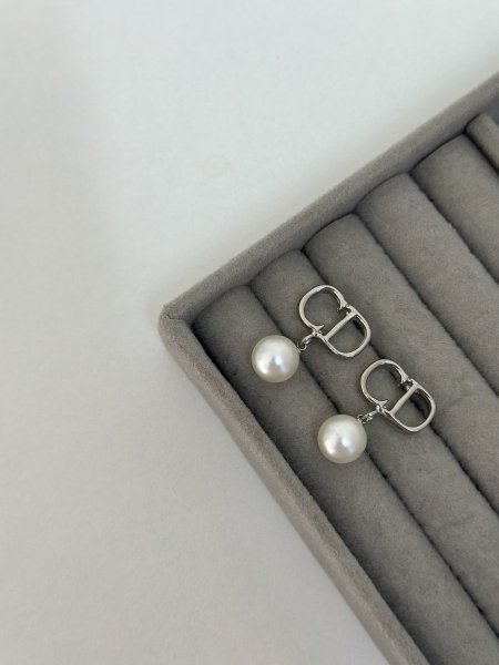 حلق مميز من ديور اللون مكفول 