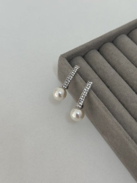 حلق مميز باللون الفضي اللون مكفول 