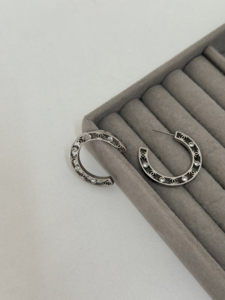 حلق مميز من شانيل اللون مكفول 