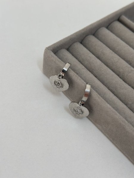 حلق مميز من شانيل اللون مكفول 