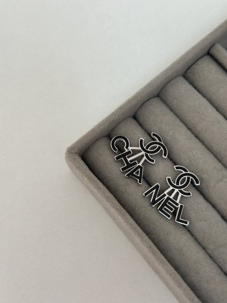 حلق مميز من شانيل اللون مكفول 