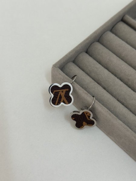 حلق مميز من فان كليف اللون مكفول 