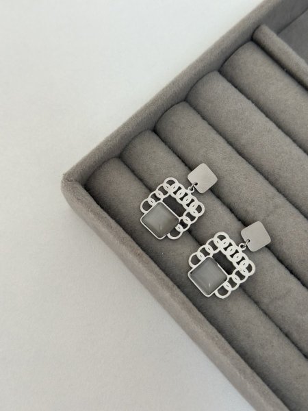 حلق مميز باللون الفضي اللون مكفول 