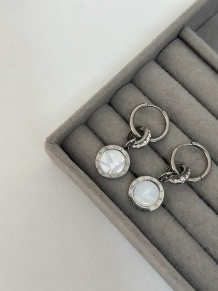 حلق مميز من LV اللون مكفول 