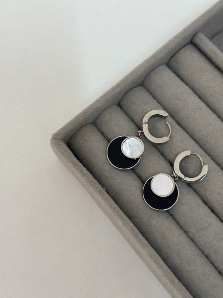 حلق مميز باللون الفضي اللون مكفول 